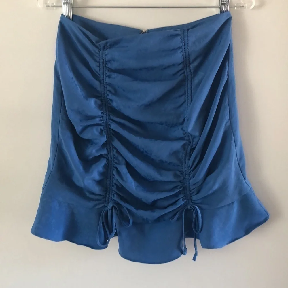 BCBGENERATION Ruffle cinched Tie Blue Size 4 Jacquard Floral Printed Mini Skirt